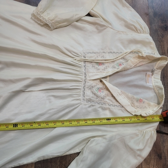 Vintage 1970's Barbizon Rose Embroidered Ivory Lace Trim Satin Nightgown Size MD - Picture 7 of 9
